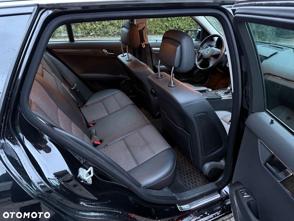 Mercedes-Benz Klasa C 180 T CGI Automatik BlueEFFICIENCY Avantgarde - 12