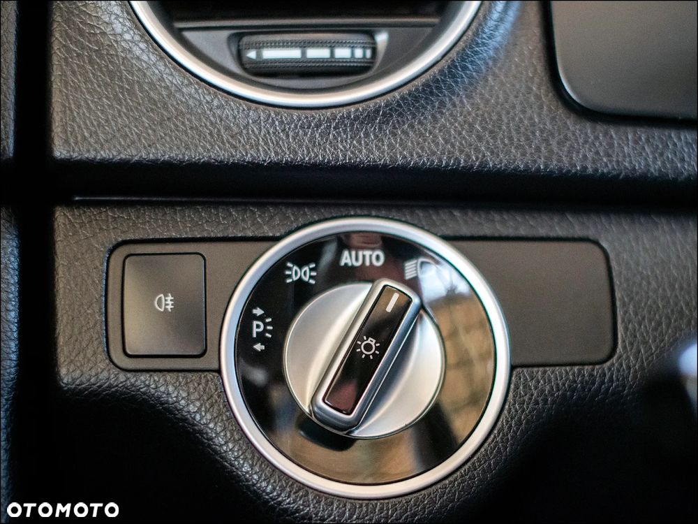 Mercedes-Benz Klasa C 180 BlueEFFICIENCY 7G-TRONIC Avantgarde - 32
