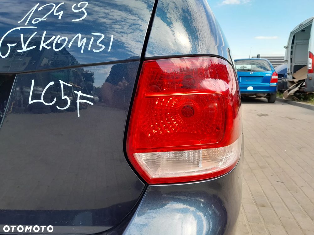 VW GOLF V KOMBI LAMPA TYLNA PRAWA W BŁOTNIK