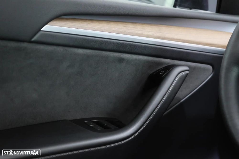 Tesla Model Y Long Range Dual Motor AWD - 27