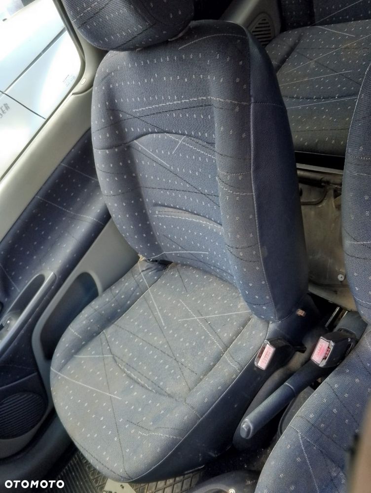 Renault Clio II FL (01-03r.) 1.2B 74KM. Silnik D4F 712 Skrzynia JB1 513 lakier OV369 – ICE WHITE BC.Cały na części.GWARANCJA !!! Przód Tył Zestaw Komplet Drzwi Klapa Zderzak Błotnik Maska Grill Atrapa Szyba Pas Lampa Lusterko Boczki Fotel Kanapa Kokpit Deska Rozdzielcza Przełącznik Włącznik Sterownik Przewody Wiązka Instalacja Moduł Komputer Czujnik Listwa Pompa Alternator Wtryski Głowica Rozrusznik Kompresor Sprzęgło Dwumas Silnik Skrzynia ABS Klimatyzacji Paliwa Wspomagania Kolektor Turbina Przepustnica Zawór Chłodnica Koło Hak Belka Sanki Zawieszenie Mcpherson Półoś Amortyzator Wydech Tłumik Zacisk Most - 9