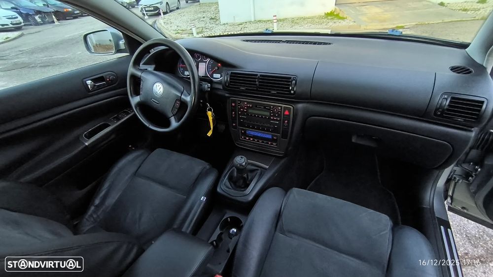 VW Passat 1.9 TDi Highline - 11