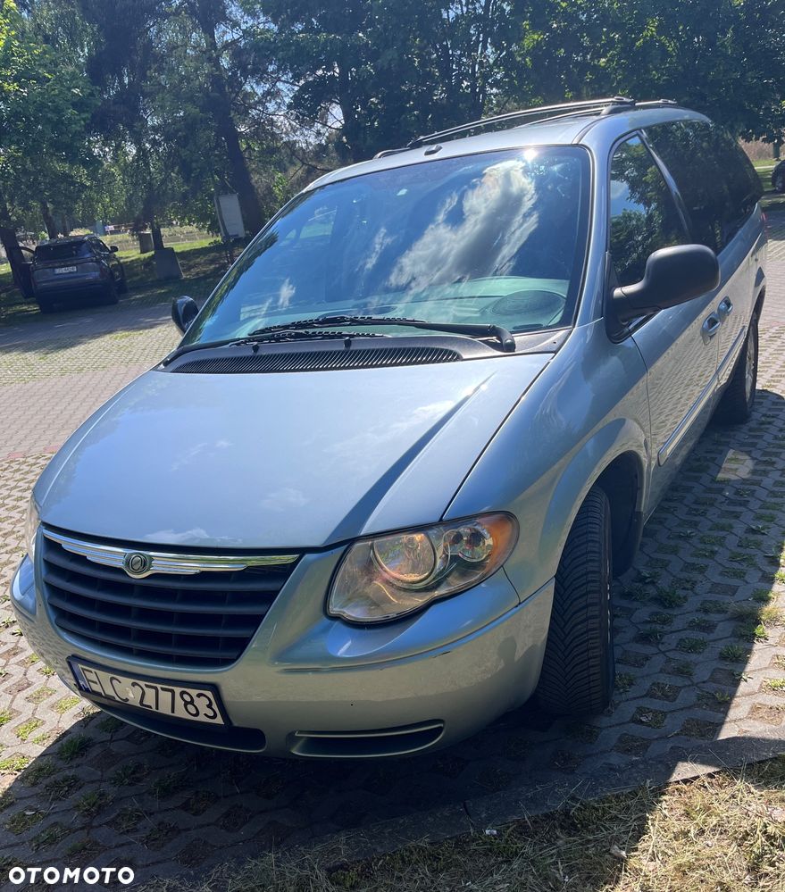 Chrysler Town & Country - 2
