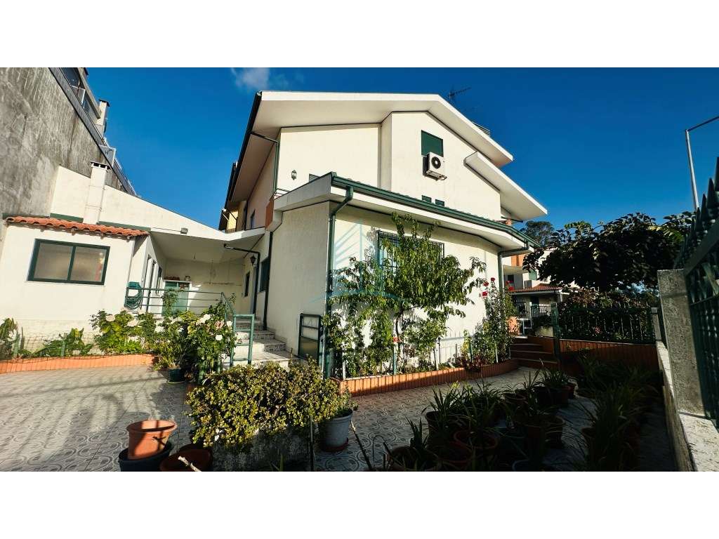 Moradia T4 com Garagem e Jardim em S.Cosme- Gondomar - Grande imagem: 3/11