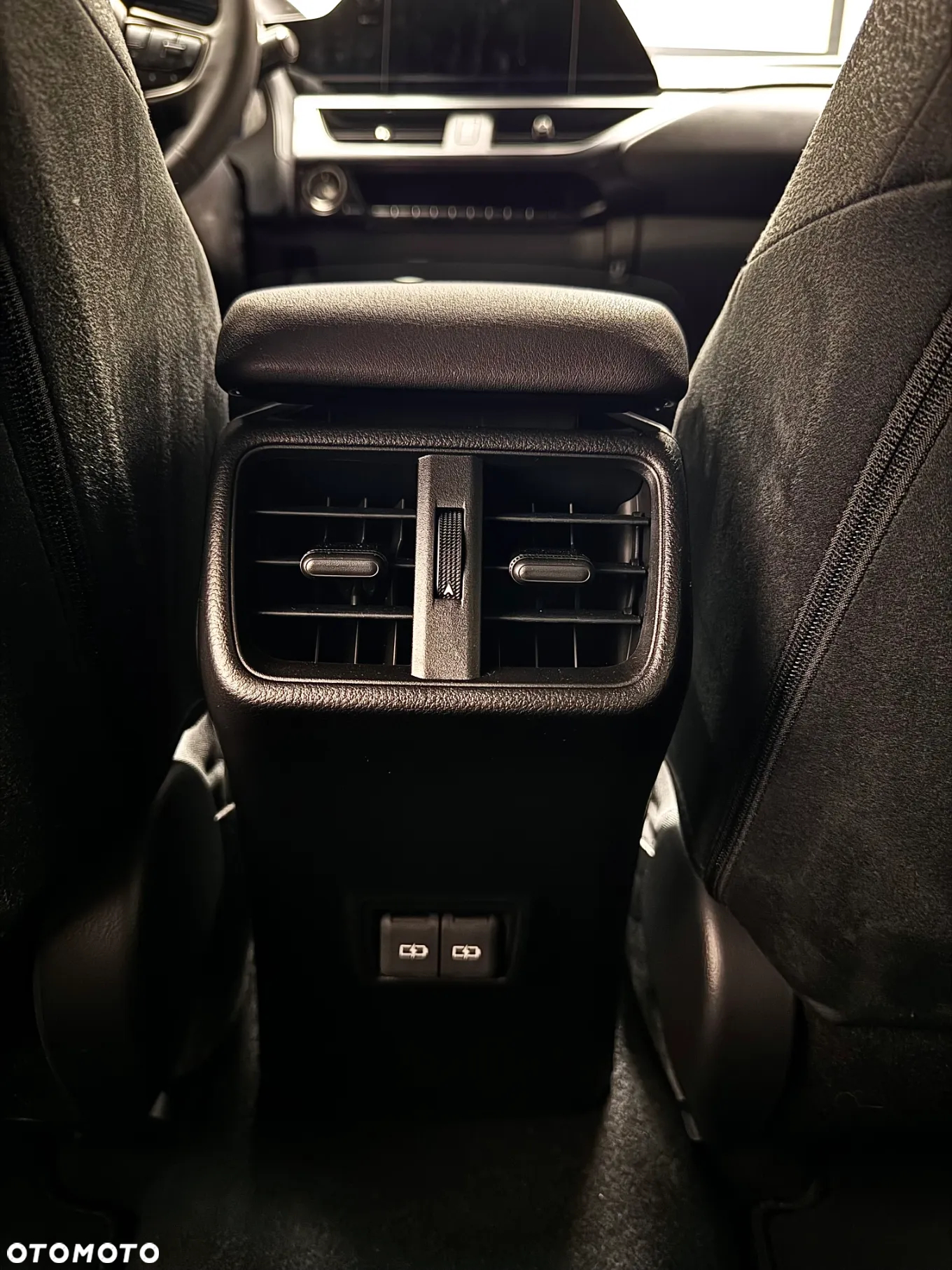 Lexus UX - 12