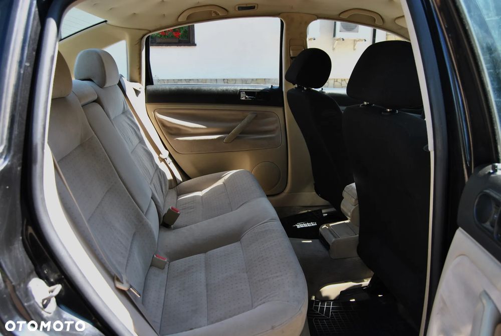 Volkswagen Passat 1.6 - 8