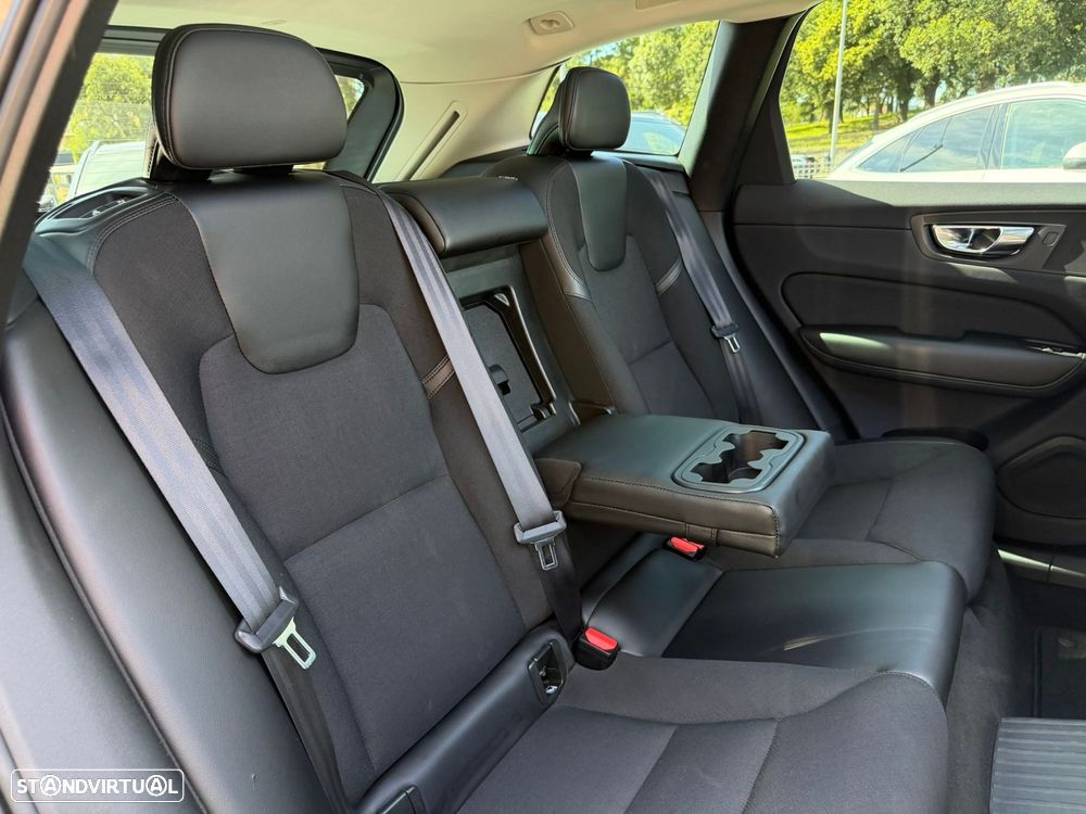 Volvo XC 60 2.0 T8 PHEV Momentum Plus AWD - 24