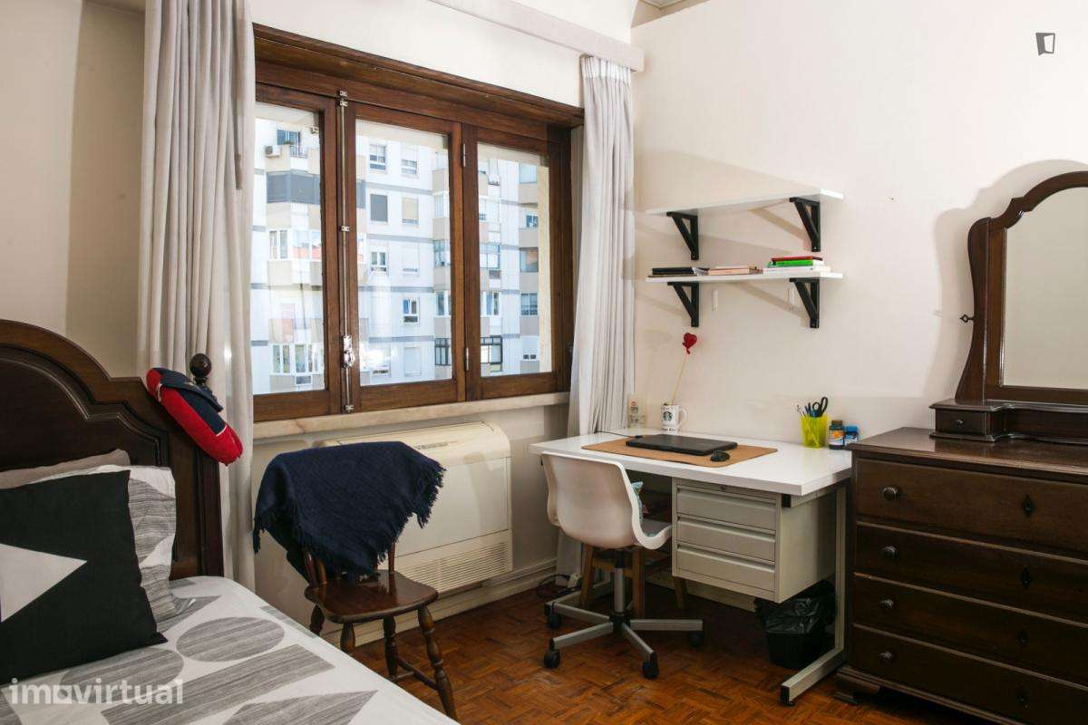 Quarto - localizado em Benfica Lisbon - Grande imagem: 2/17