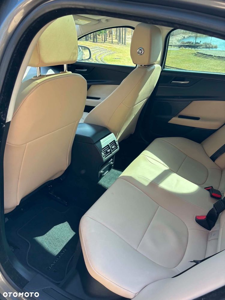 Jaguar XE 25t AWD Prestige - 9