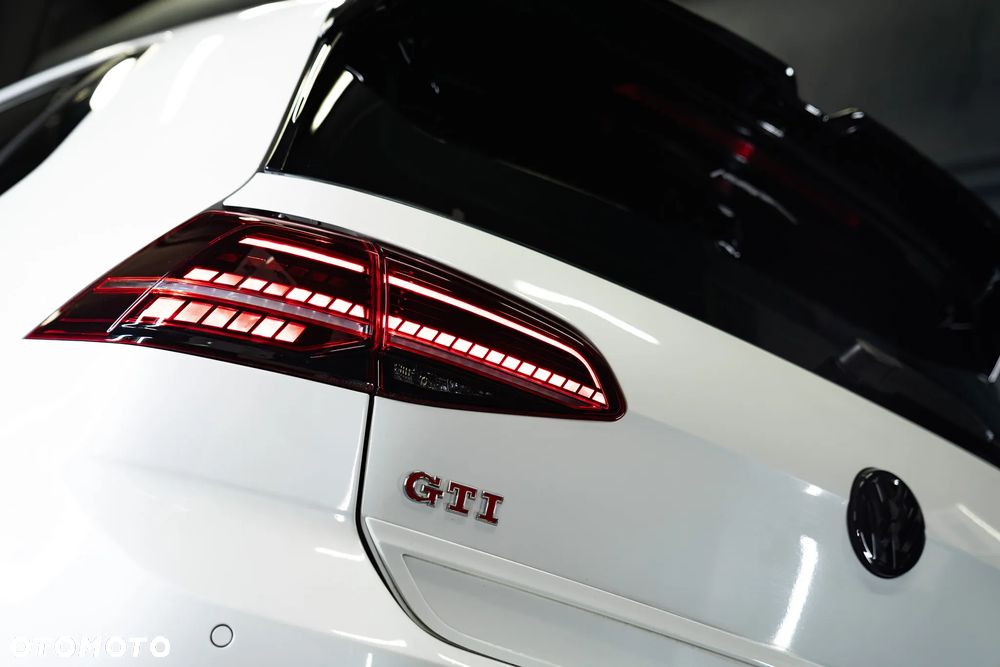 Volkswagen Golf GTI (BlueMotion Technology) DSG Performance - 11