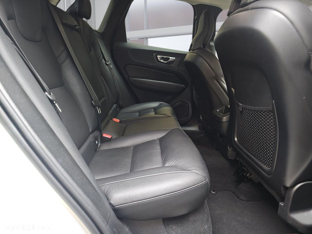 Volvo XC 60 B4 D Plus Dark - 12
