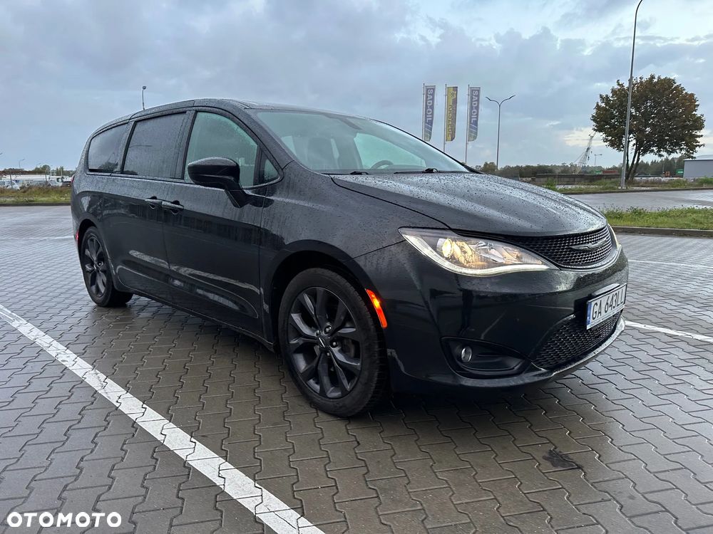 Chrysler Pacifica - 2