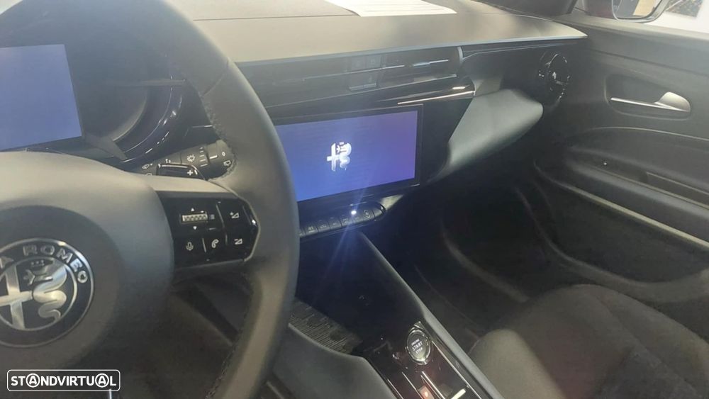 Alfa Romeo Junior 1.2 Q4 eDCT6 - 6