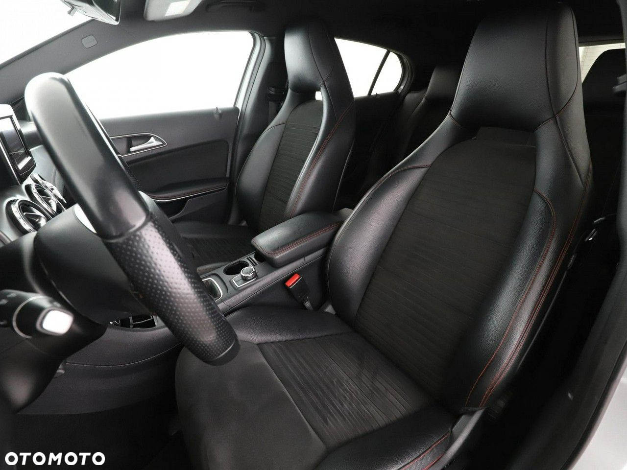 Mercedes-Benz GLA - 13