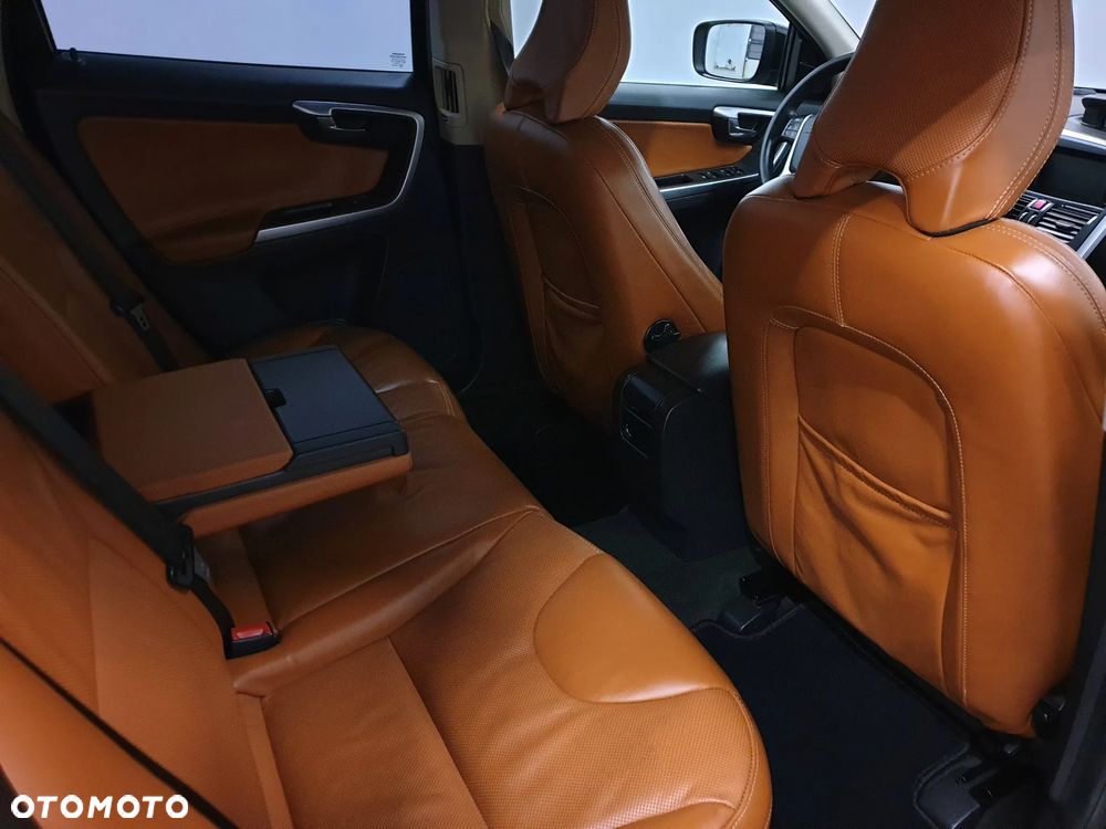 Volvo XC 60 D5 AWD Momentum - 25