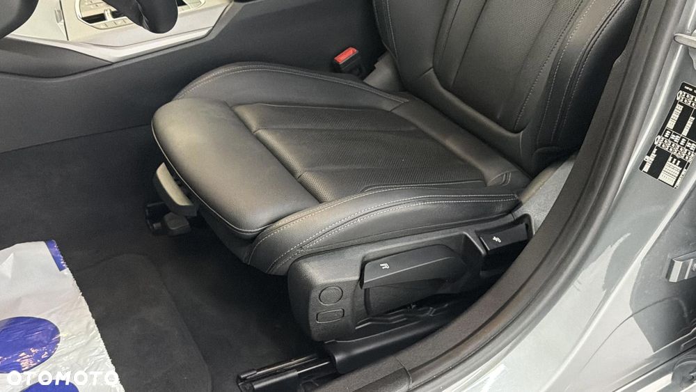 BMW Seria 3 318d mHEV - 13