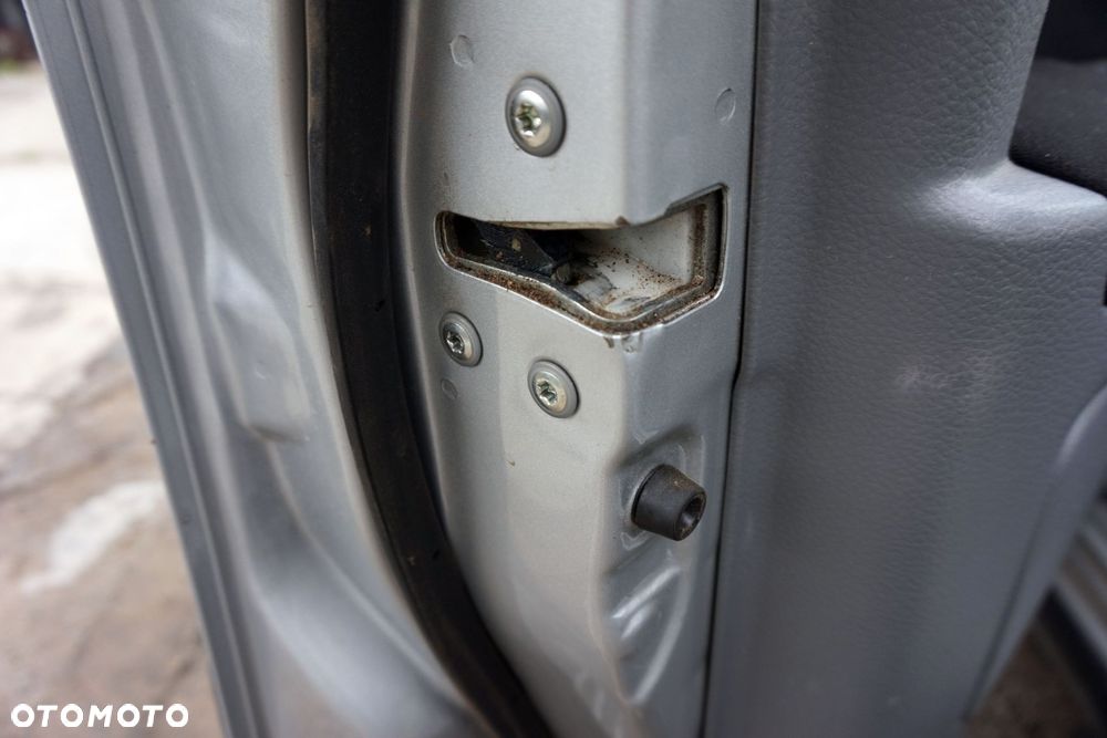 ZAMEK DRZWI LEWY PRZÓD SX4 LIFT HB 82202-79J32 SUZUKI 2010-2014 - 1