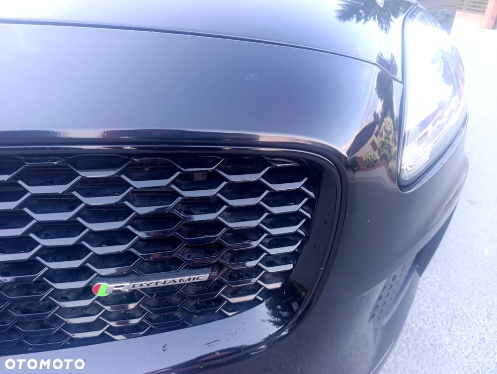 Jaguar E-Pace P250 AWD R-Dynamic - 18