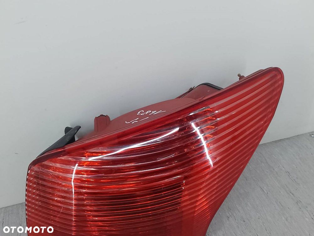 LAMPA TYLNA PRAWA PEUGEOT 407 SW 9641948680 KOMBI - 9