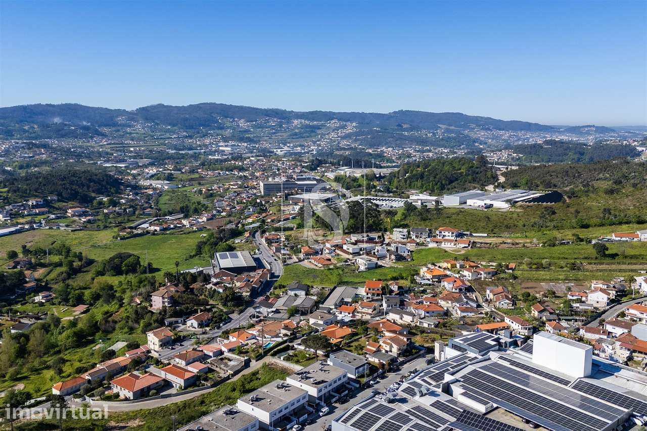 Andar Moradia T3+1, Duplex, com Jardim - Moreira de Cónegos, Guimarães - Grande imagem: 2/47