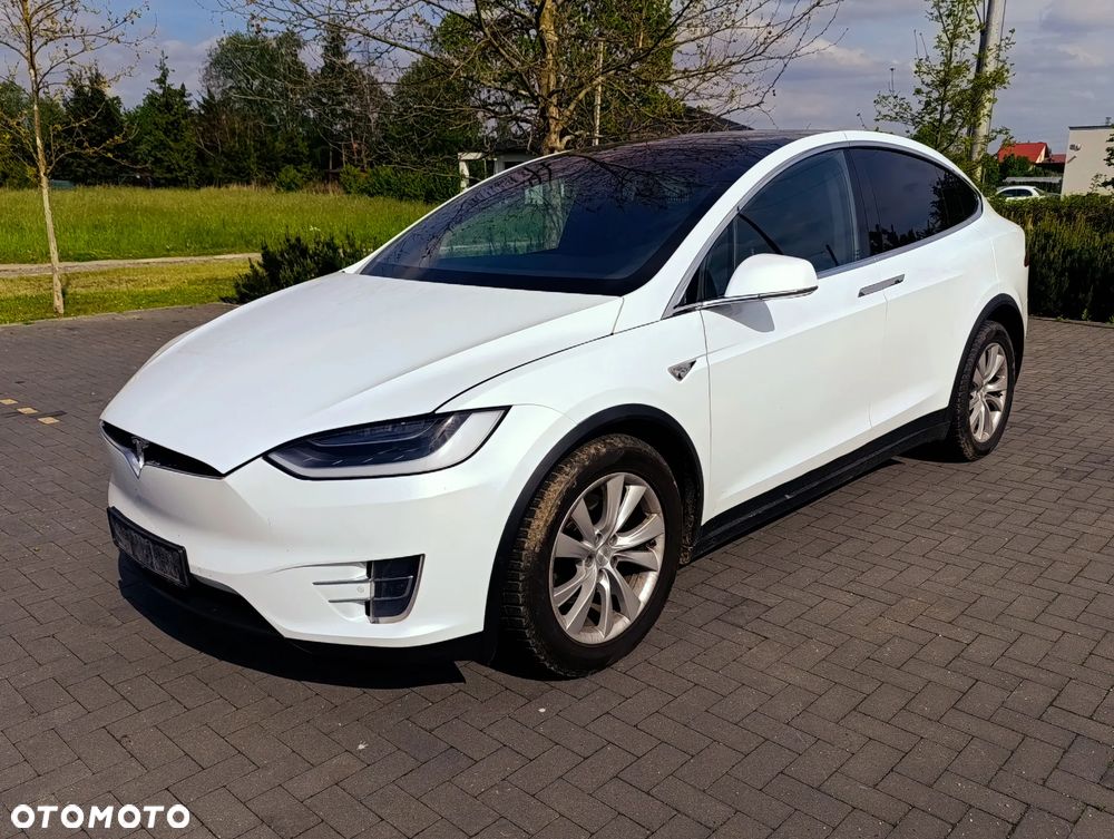 Tesla Model X - 11