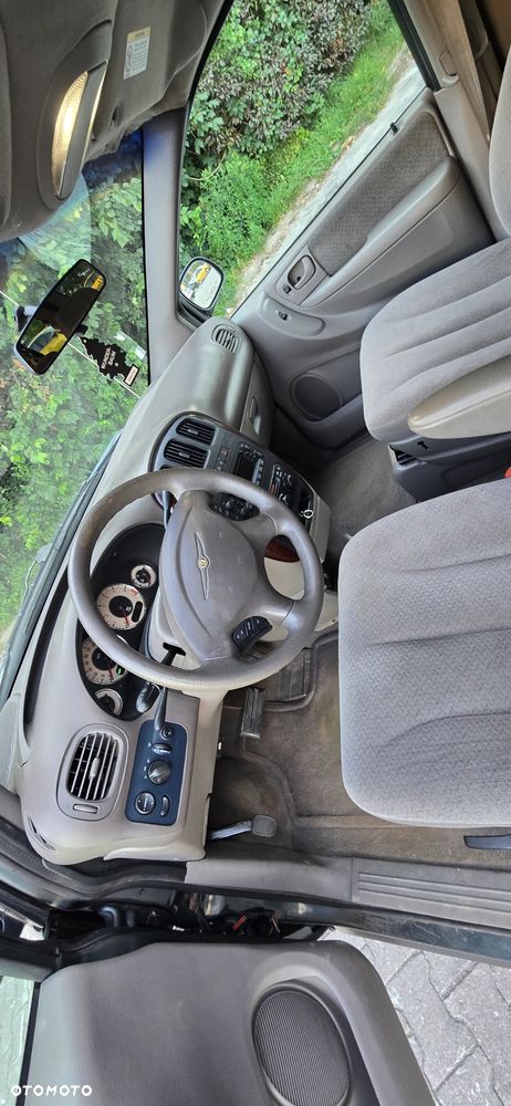 Chrysler Town & Country - 5