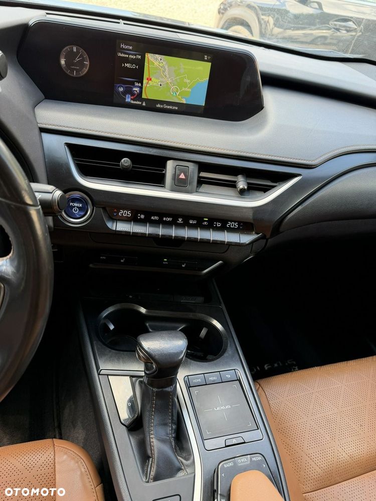 Lexus UX - 8