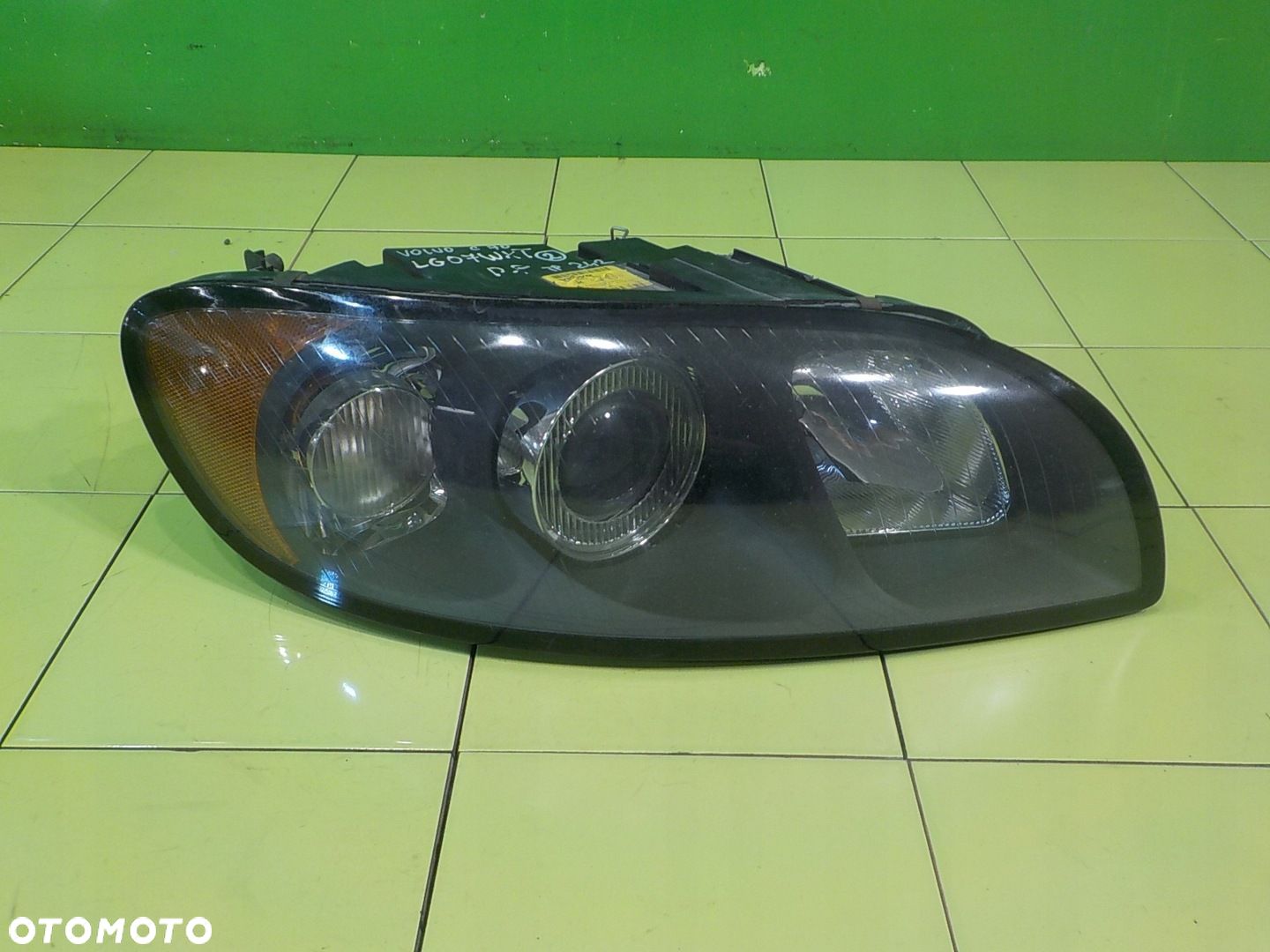 VOLVO C70 II 2.4 B AUT 07r 2D lampa prawa przod 31283042 - 1
