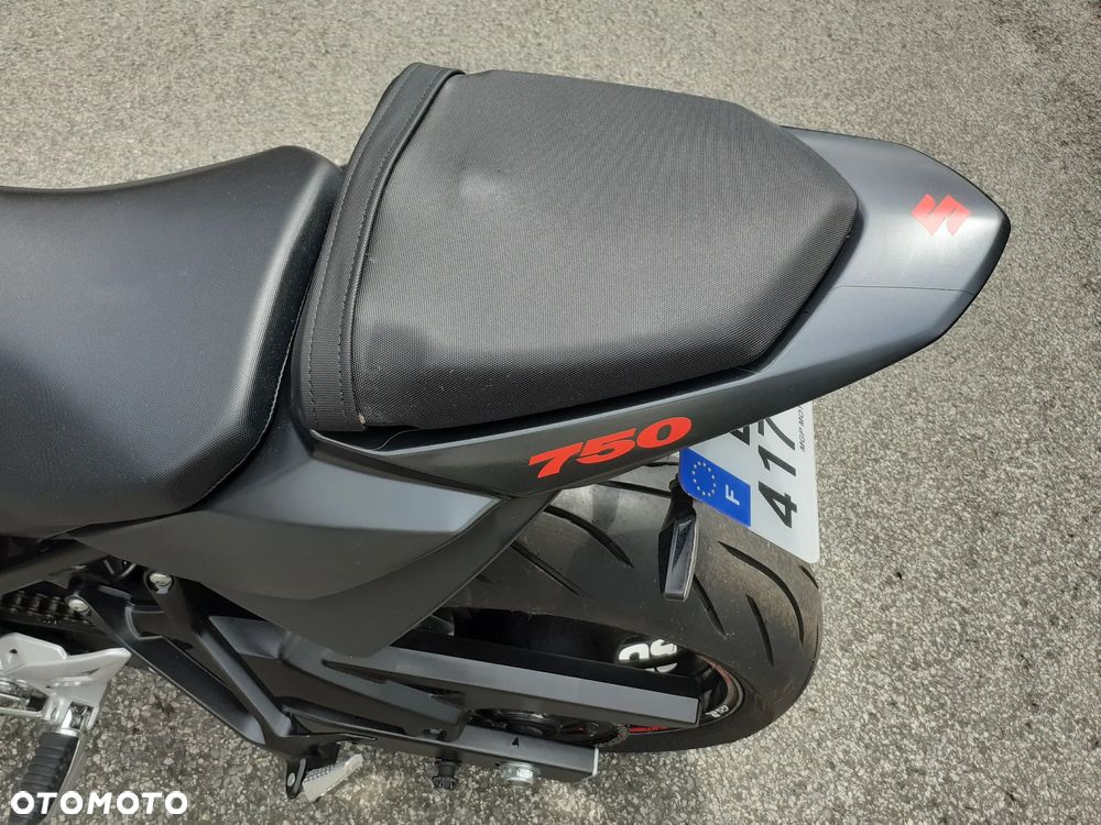 Suzuki GSR - 25