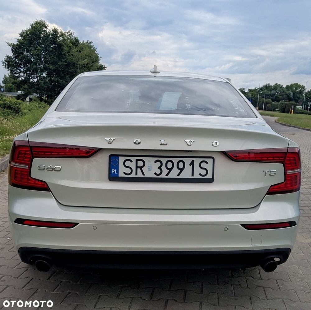 Volvo S60 T5 Momentum Pro - 4
