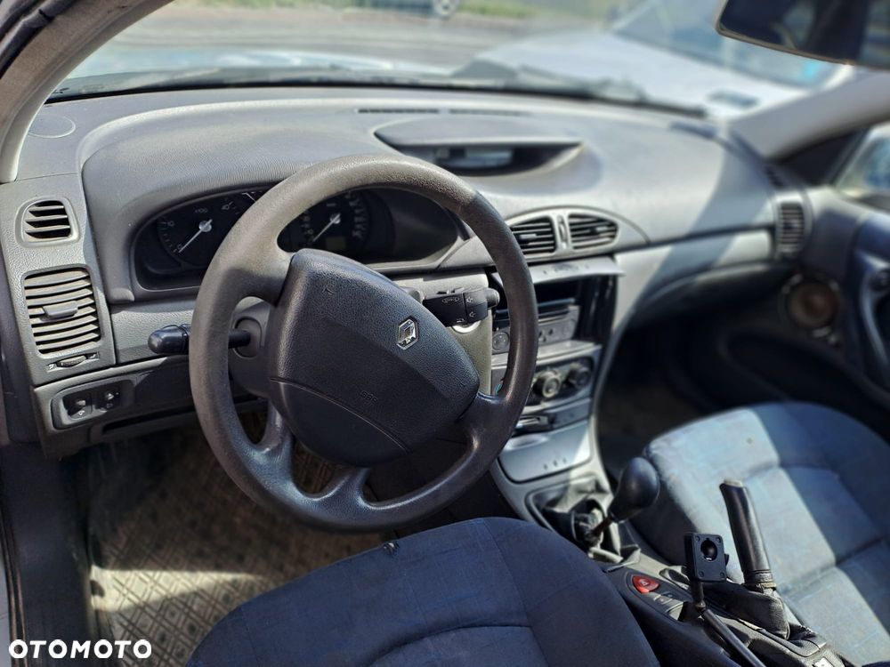 Renault Laguna II Grandtour (01-05r.) 1.9 D 100KM. Silnik F9Q 752 Skrzynia JR5 012 lakier TEB64 – GRAY SIDERAL BC.Cały na części.GWARANCJA !!! Przód Tył Zestaw Komplet Drzwi Klapa Zderzak Błotnik Maska Grill Atrapa Szyba Pas Lampa Lusterko Boczki Fotel Kanapa Kokpit Deska Rozdzielcza Przełącznik Włącznik Sterownik Przewody Wiązka Instalacja Moduł Komputer Czujnik Listwa Pompa Alternator Wtryski Głowica Rozrusznik Kompresor Sprzęgło Dwumas Silnik Skrzynia ABS Klimatyzacji Paliwa Wspomagania Kolektor Turbina Przepustnica Zawór Chłodnica Koło Hak Belka Sanki Zawieszenie Mcpherson Półoś Amortyzator Wydech Tłumik Zacisk Most - 6