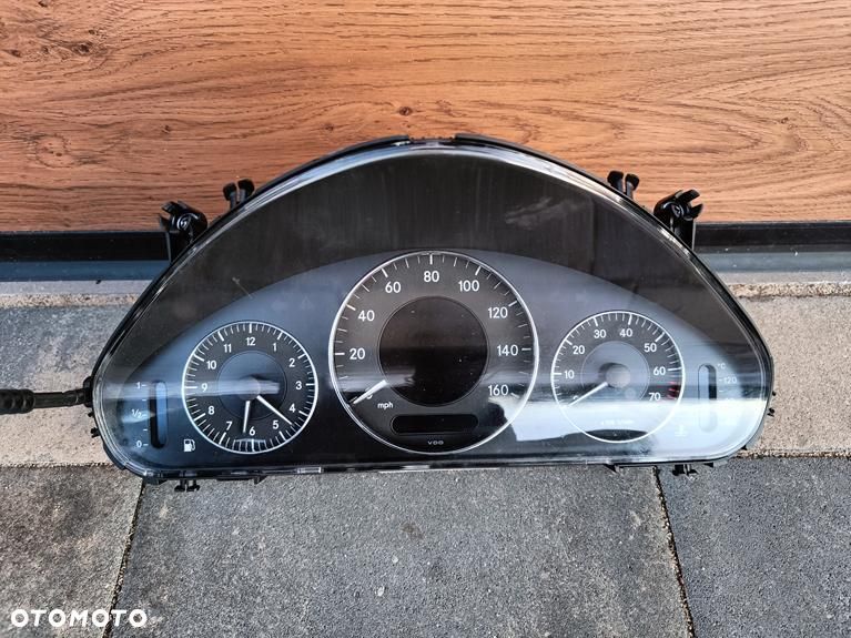 MERCEDES W211 BENZYNA LICZNIK ZEGARY ELEGANCE UK A2115401948