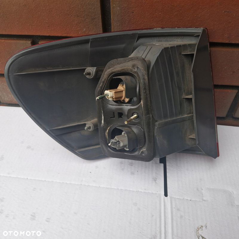 TOYOTA AVENSIS VERSO T22 LAMPA PRAWY TYŁ - 5