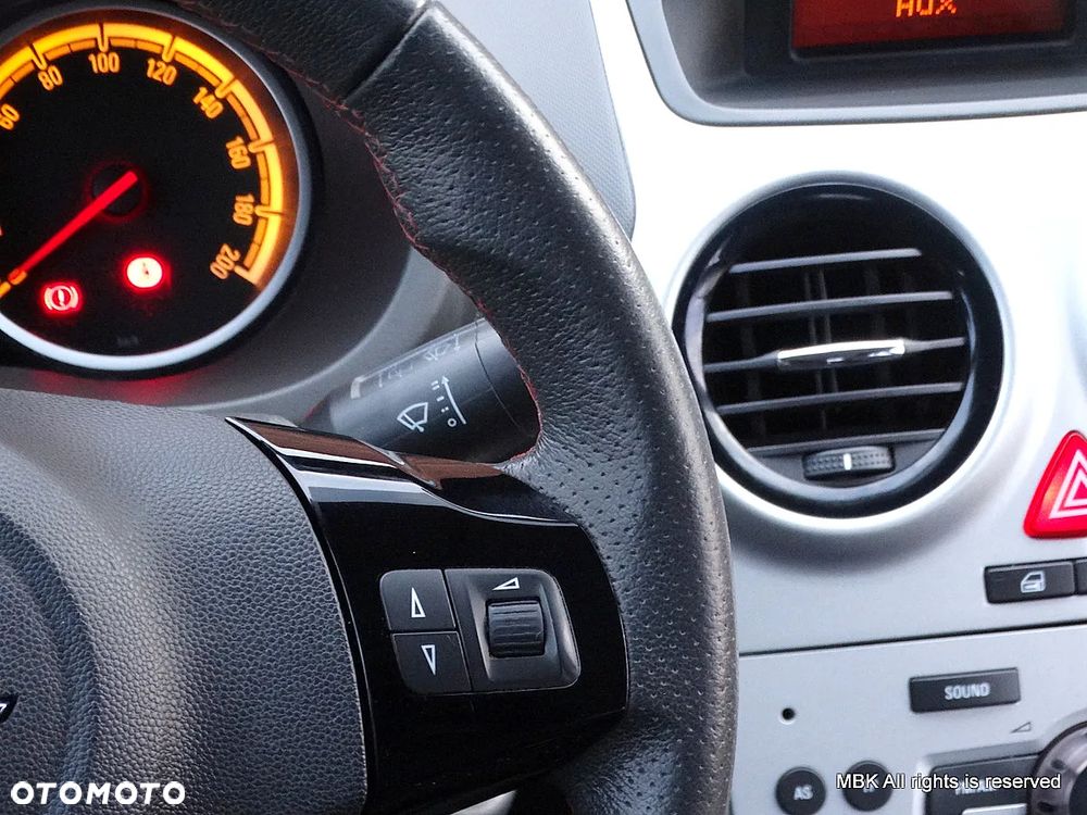 Opel Corsa 1.4 16V Cosmo - 24