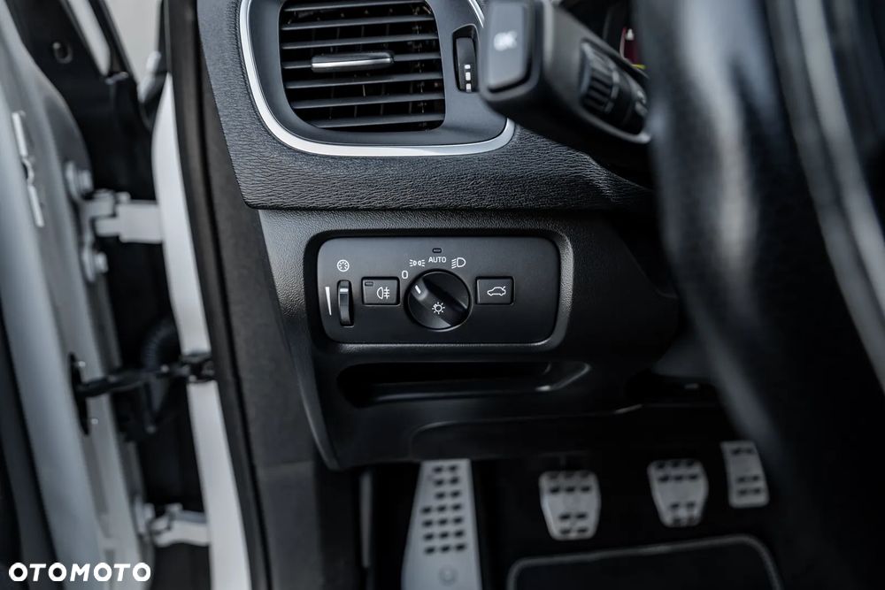 Volvo V40 T4 R Design - 34