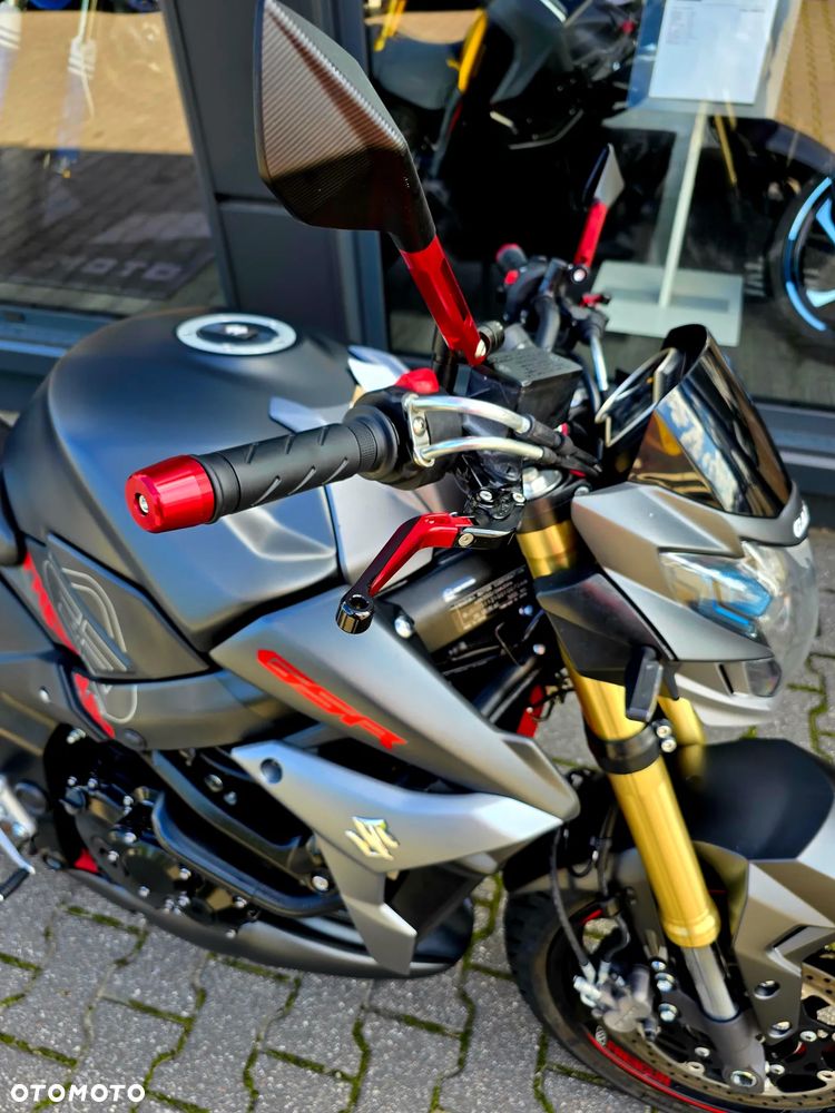 Suzuki GSR - 32