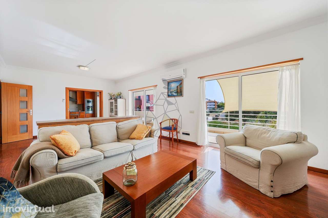 Excelente Moradia Triplex V4 com amplo espaço exterior em Portimão - Grande imagem: 4/60