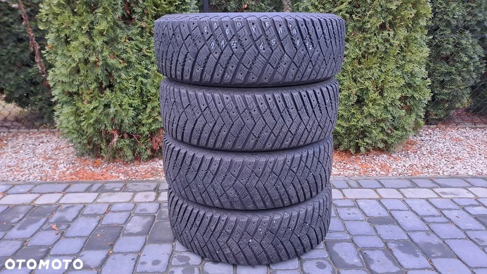 Opony zimowe Goodyear Ultra Grip Ice Arctic SUV 215/65 R17 - 1