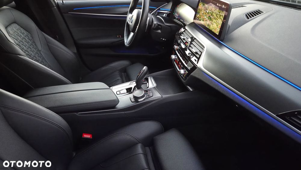 BMW Seria 5 520d xDrive Touring M Sport Edition - 16