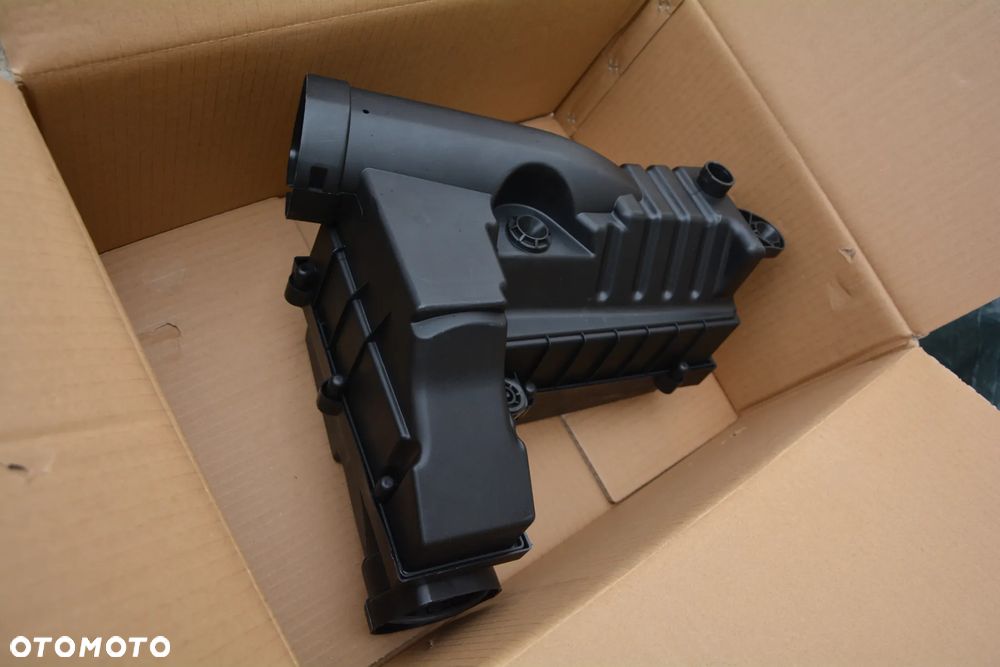 VW / Skoda / Seat / Audi Pokrywa obudowy filtra powietrza VAICO V10-4739 - 1