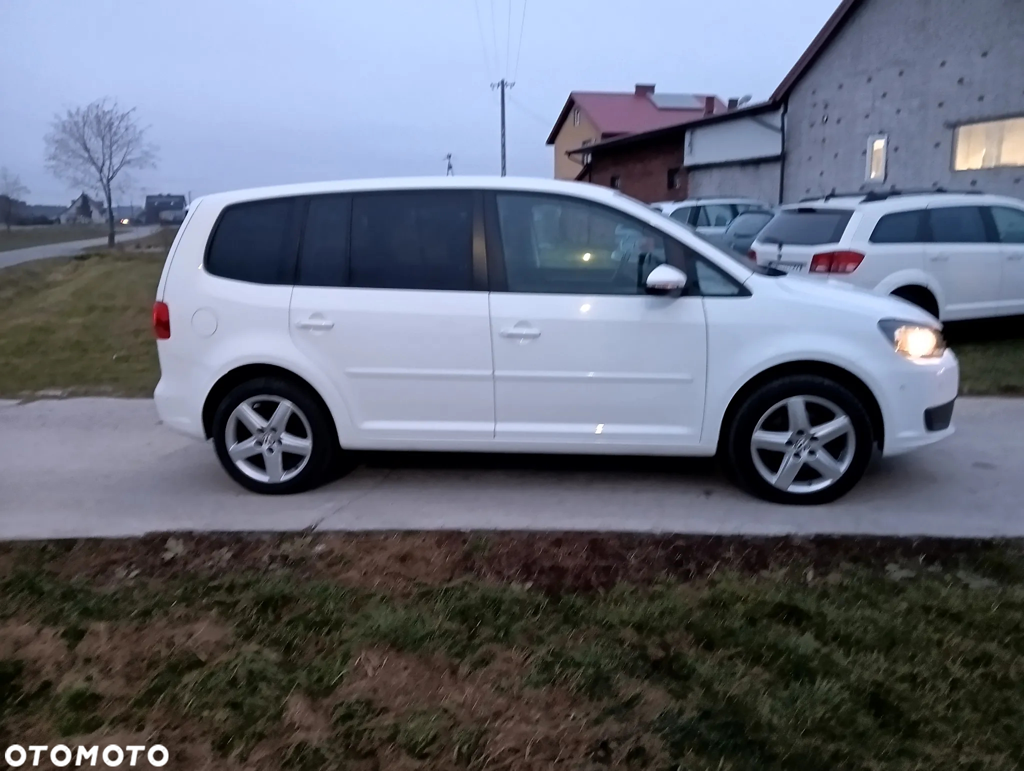 Volkswagen Touran 2.0 TDI DPF BlueMotion Technology DSG Comfortline - 9