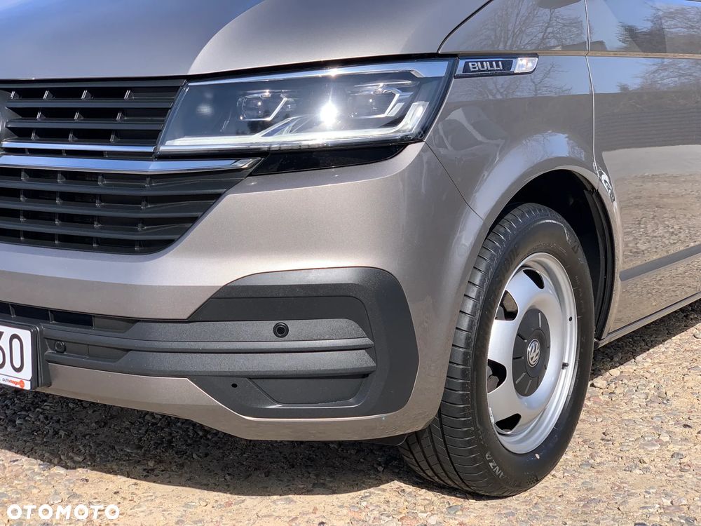Volkswagen TRANSPORTER T6.1, DSG 4Motion, T6 4x4 plus reduktor napędów, Model BULLY MULTIVAN DELUX ORYGINAL, Światła LED, Fotele obracane kapitańskie, Dynamiczne zawieszenie komfortowe, 3 strefowa klimatyzacja, Felgi specjalne, Pakiet akustyczny, Stolik CAMPER - 16