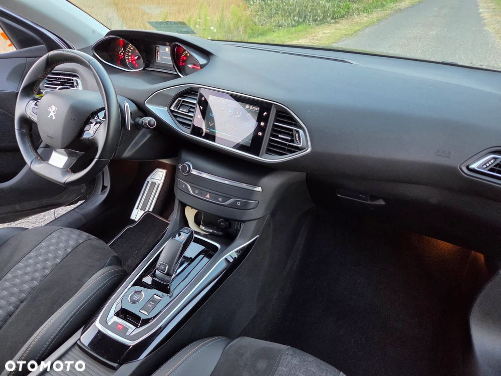 Peugeot 308 1.2 PureTech GPF Road Trip S&S EAT8 - 23