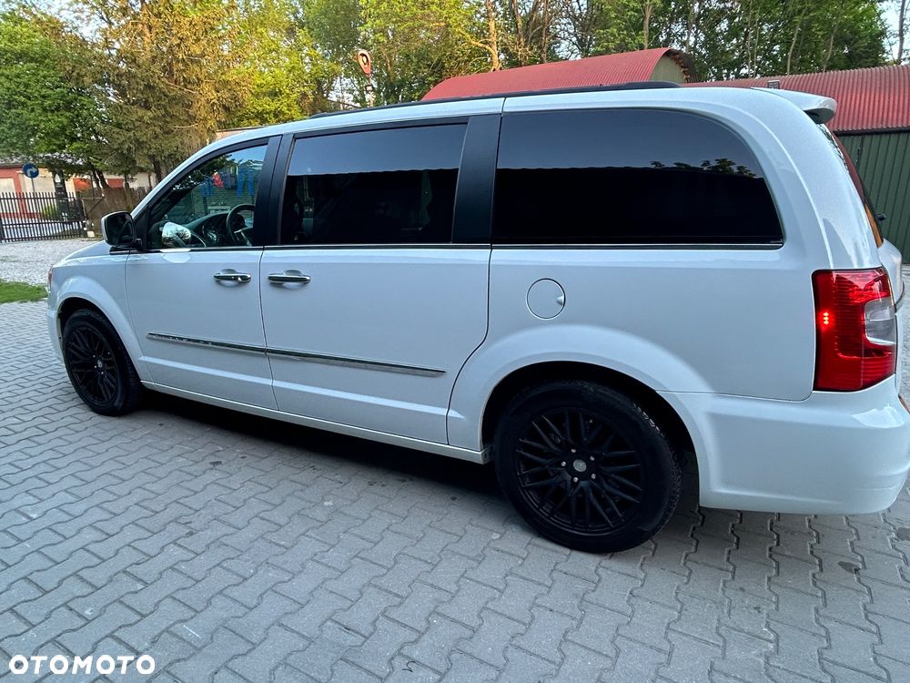 Chrysler Town & Country - 5