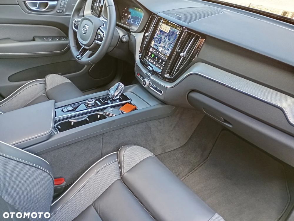 Volvo XC 60 B5 B AWD Plus Dark - 21