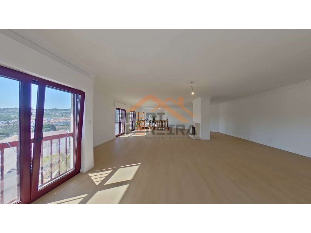 Duplex T3 remodelado, com box, situado em Casal de Cambra. - Grande imagem: 2/57