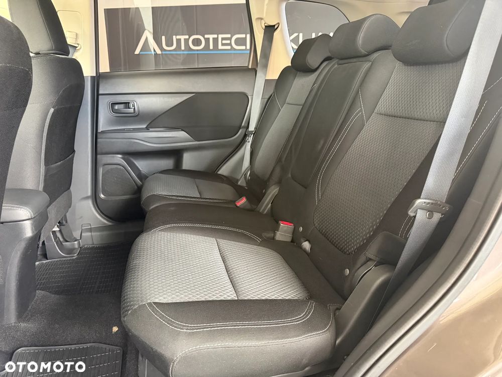 Mitsubishi Outlander 2.0 Invite + 2WD - 12