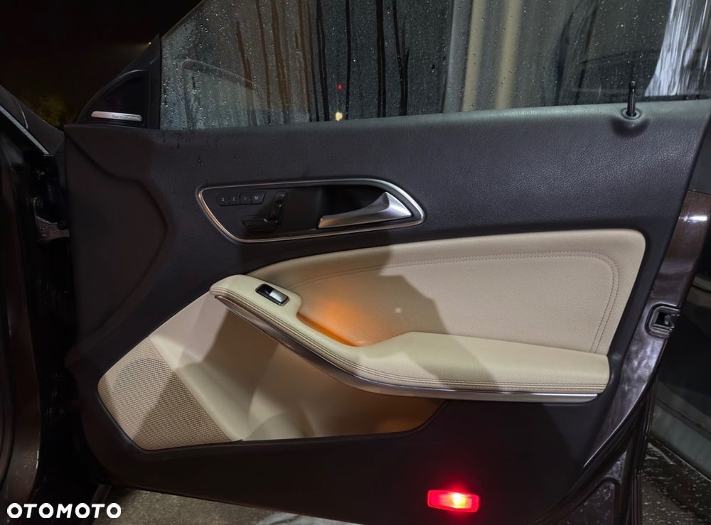 Mercedes-Benz CLA 250 4-Matic - 12