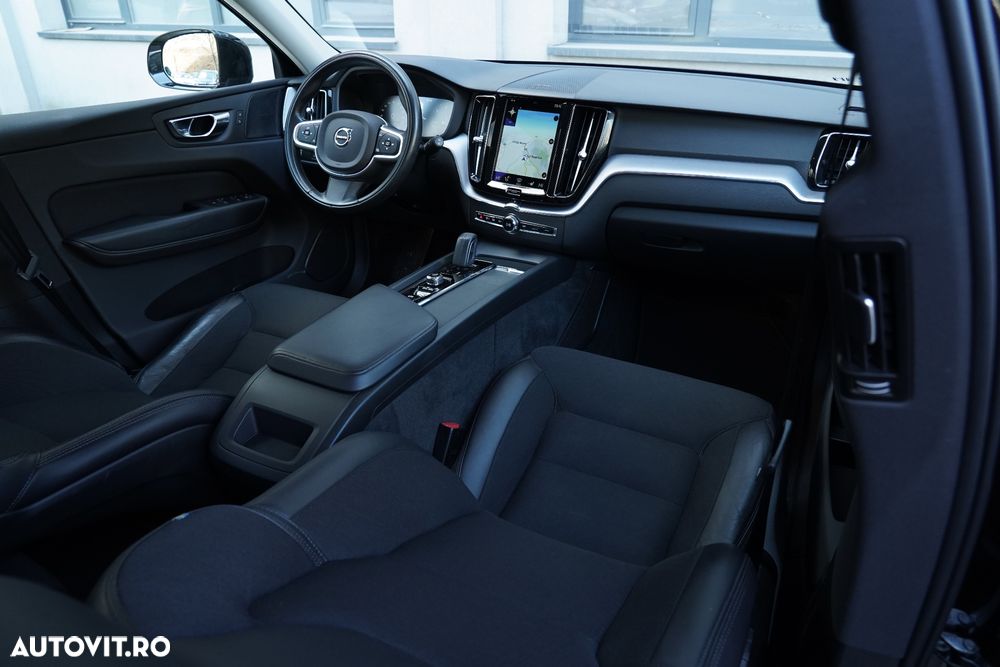 Volvo XC 60 B4 MHEV AT8 AWD Momentum Pro - 25