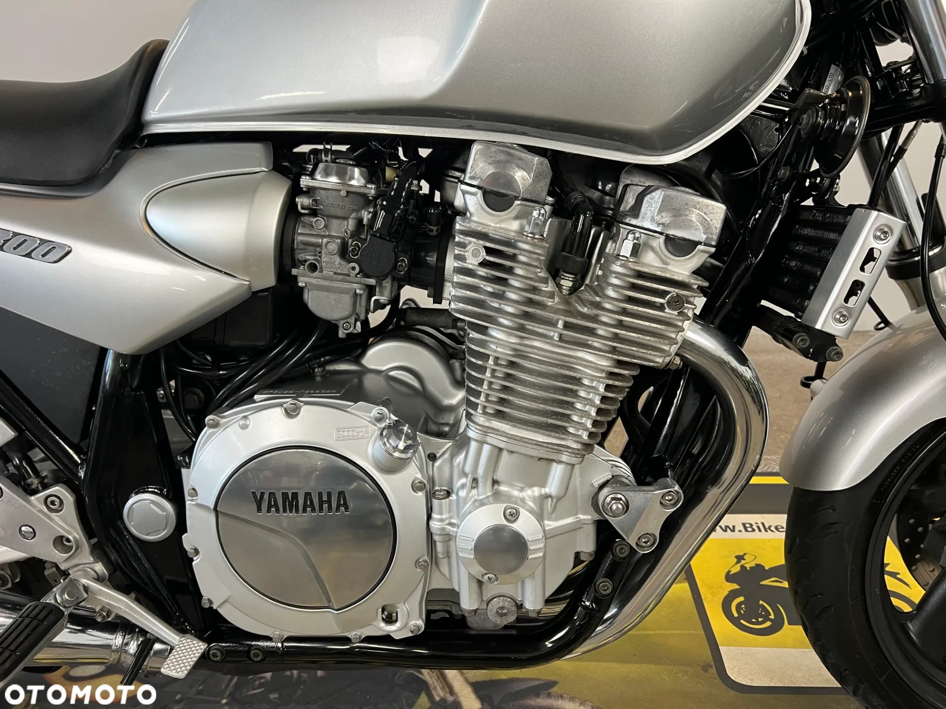 Yamaha XJR - 12
